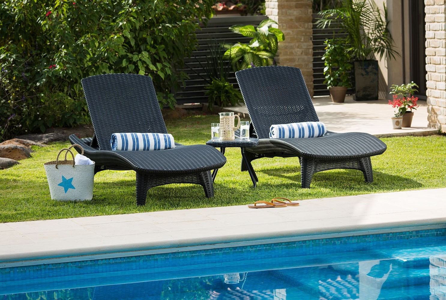 Keter Pacific Chaise Sun Lounger and Side Table Set, Resin
